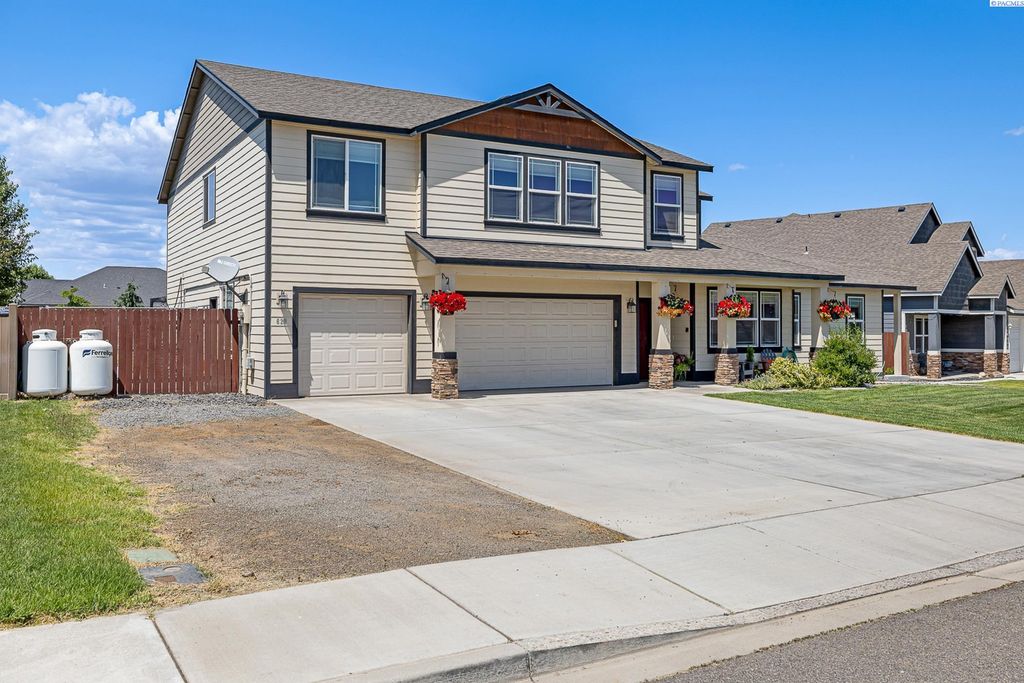Photo of 629 Pinnacle Dr, West Richland, WA 99353 (MLS # 291080)