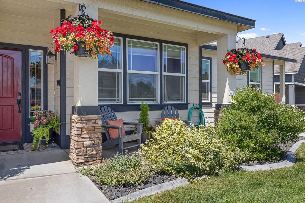 Photo of 629 Pinnacle Dr, West Richland, WA 99353 (MLS # 291080)