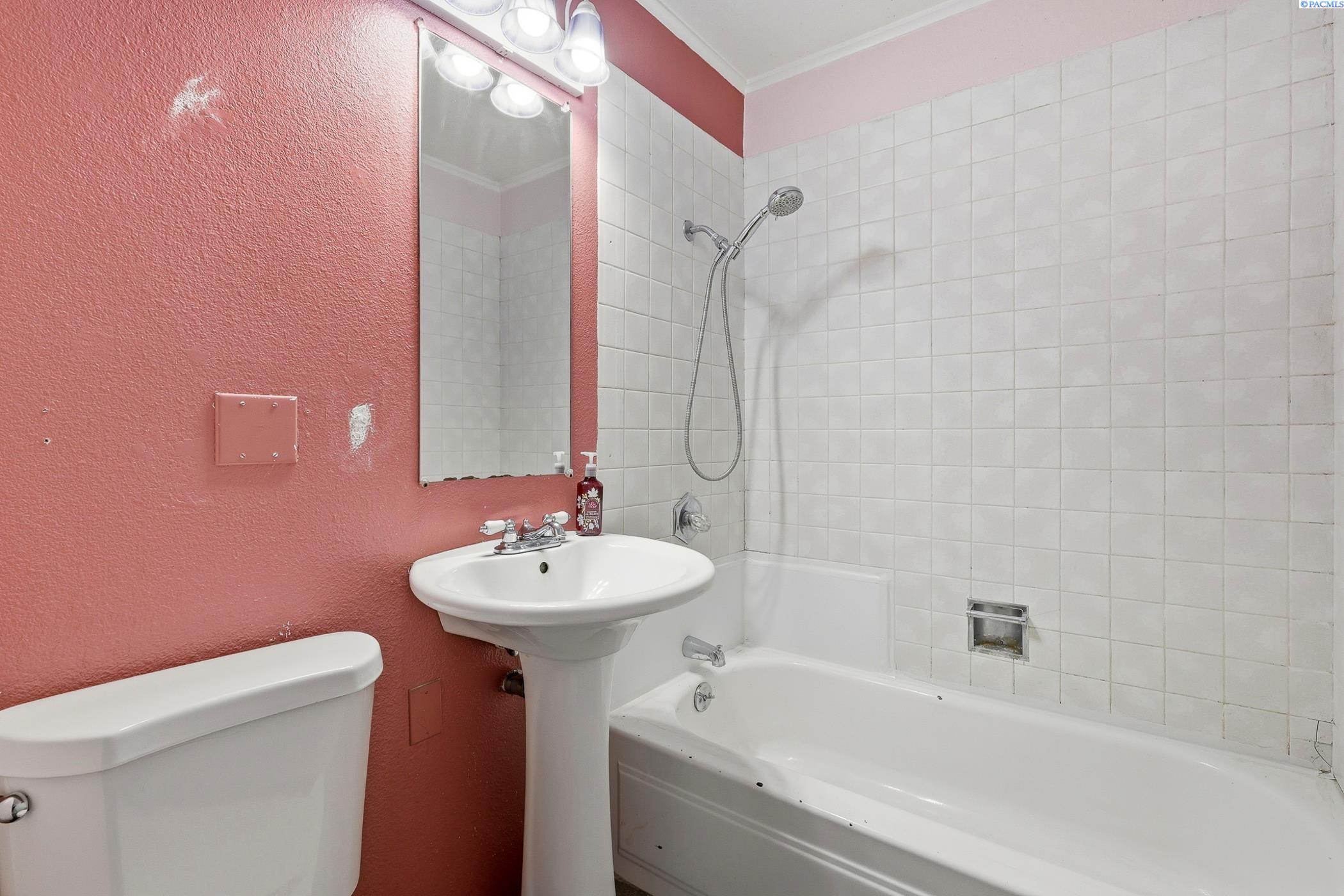 Kennewick, Washington 99336, United States, 4 Bedrooms Bedrooms, ,1 BathroomBathrooms,Residential,Active,248835