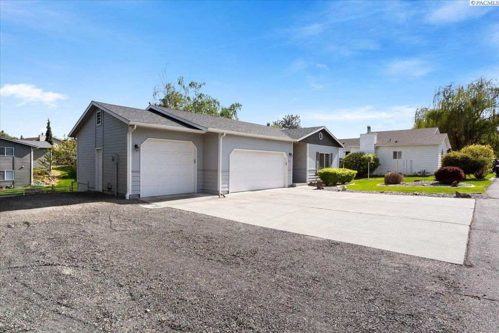 Photo of 727 W 32nd Ave, Kennewick, WA 99337 (MLS # 292366)
