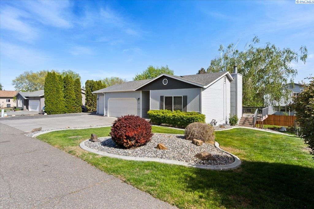 Photo of 727 W 32nd Ave, Kennewick, WA 99337 (MLS # 292366)