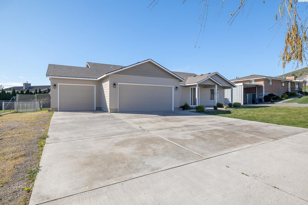 Photo of 2720 Leslie Rd, Richland, WA 99352 (MLS # 292807)