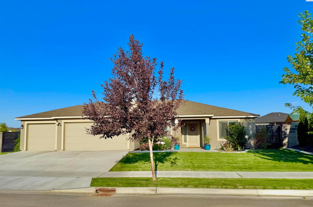 Photo of 3325 S Mckinley St, Kennewick, WA 99338 (MLS # 290586)