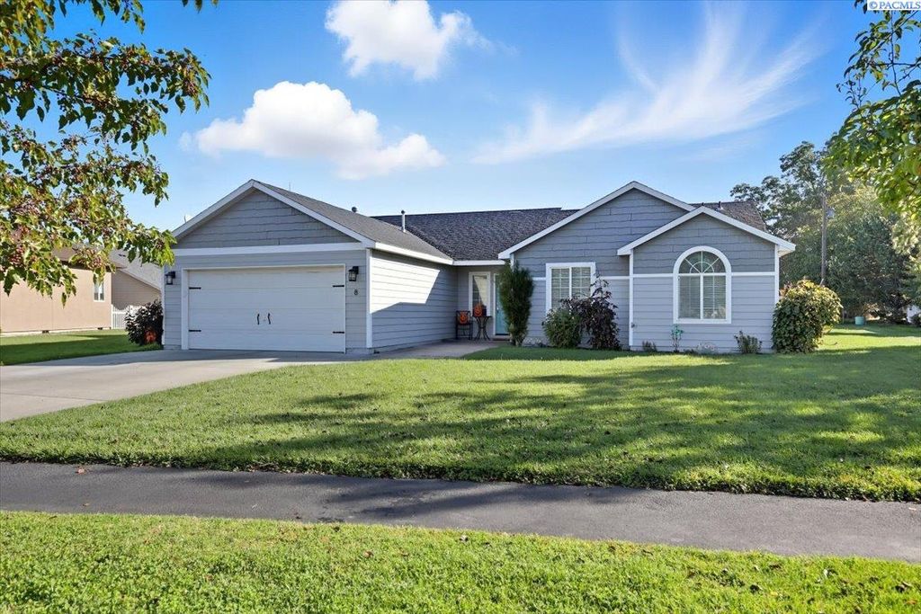 Photo of 8 Ivy Lane, Pasco, WA 99301 (MLS # 288129)