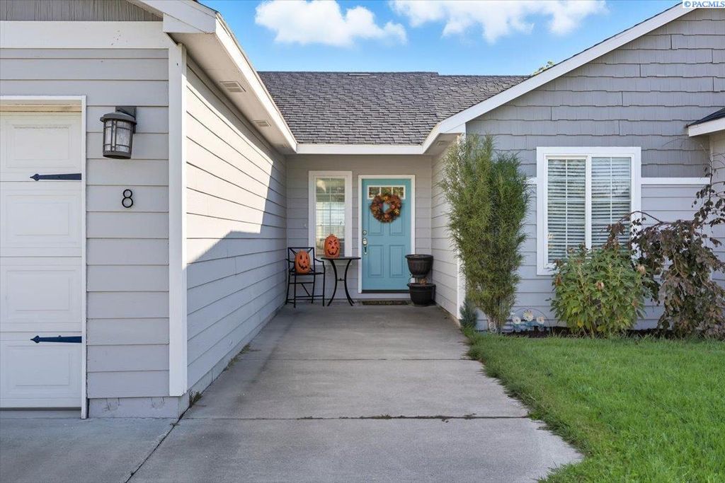 Photo of 8 Ivy Lane, Pasco, WA 99301 (MLS # 288129)