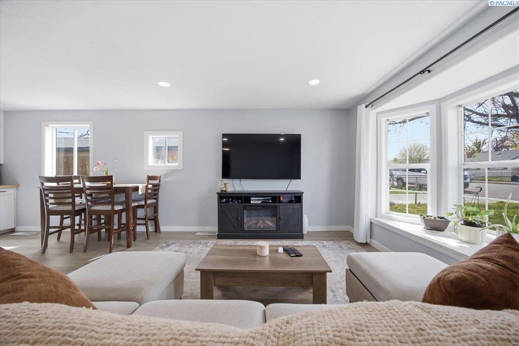 Photo of 1515 N 17th Ave, Pasco, WA 99301 (MLS # 291773)