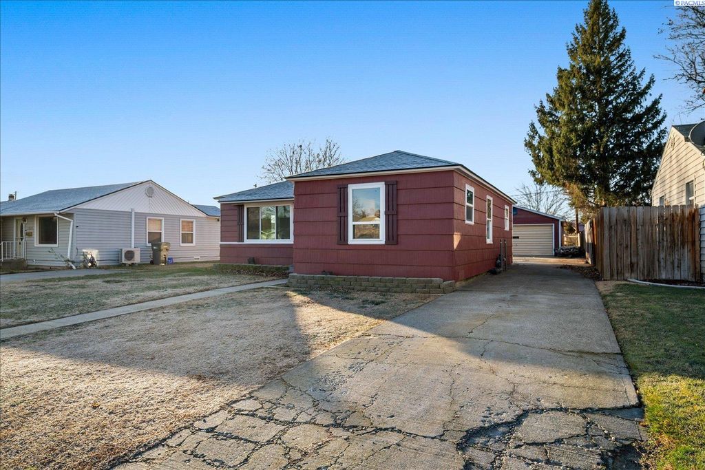 Photo of 1209 W 2nd Ave, Kennewick, WA 99336 (MLS # 289573)