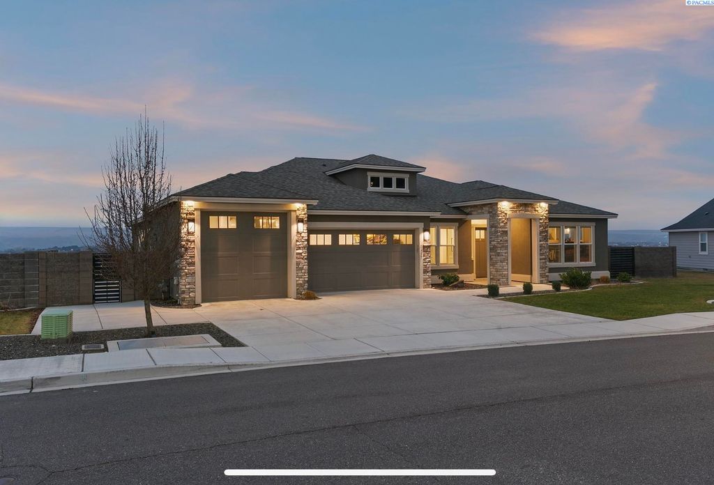 Photo of 2417 Legacy Ln, Richland, WA 99352 (MLS # 289966)