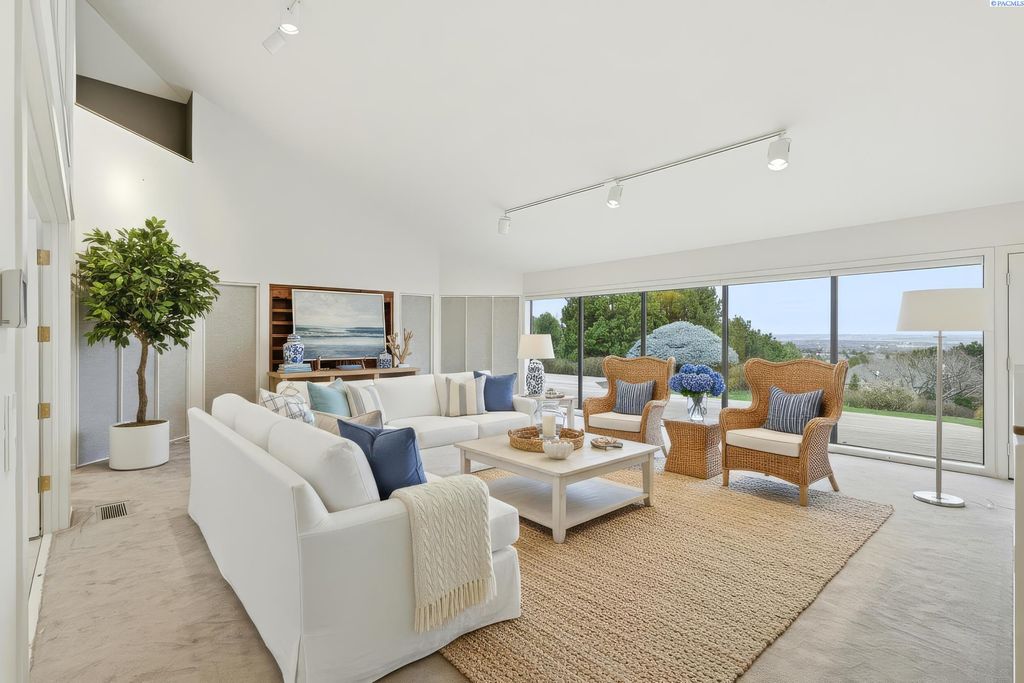 Photo of 2618 Quarterhorse Way, Richland, WA 99352 (MLS # 290332)