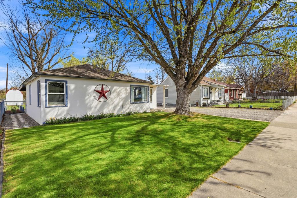 Photo of 24 N Jean St, Kennewick, WA 99336 (MLS # 291817)