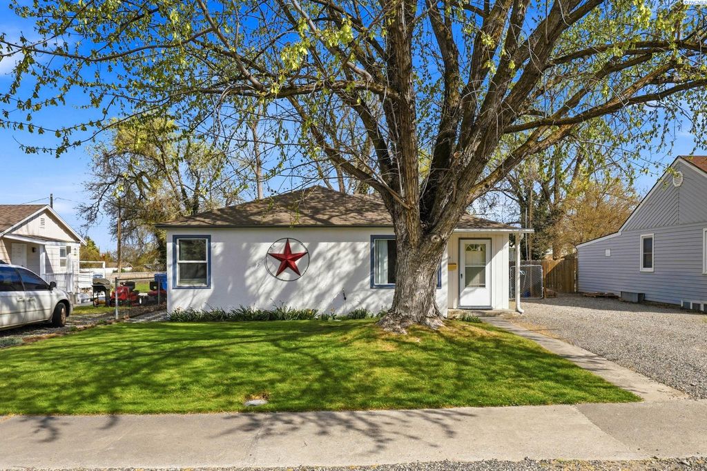Photo of 24 N Jean St, Kennewick, WA 99336 (MLS # 291817)