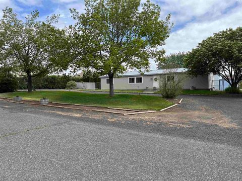Photo of 420 N Ephrata St, Connell, WA 99326 (MLS # 292978)