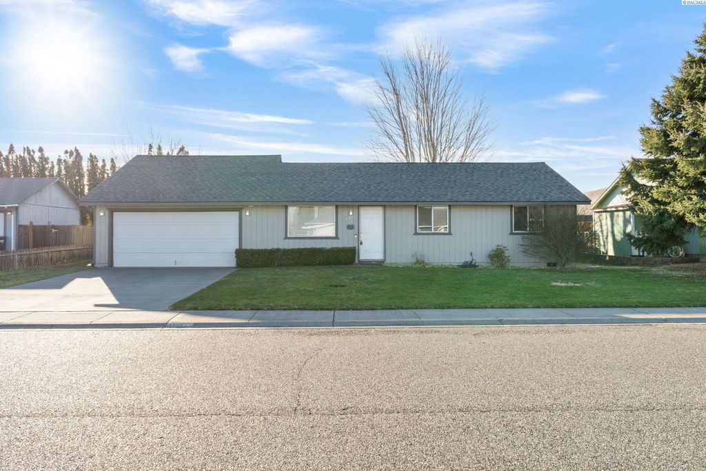 Photo of 4721 Forsythia St, West Richland, WA 99353 (MLS # 289512)