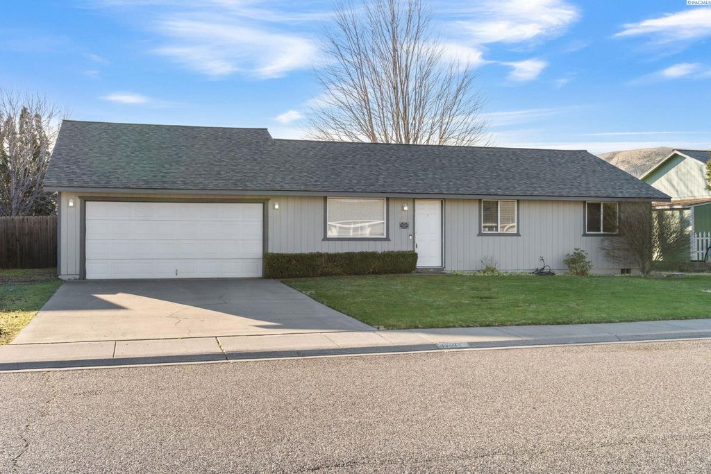 Photo of 4721 Forsythia St, West Richland, WA 99353 (MLS # 289512)