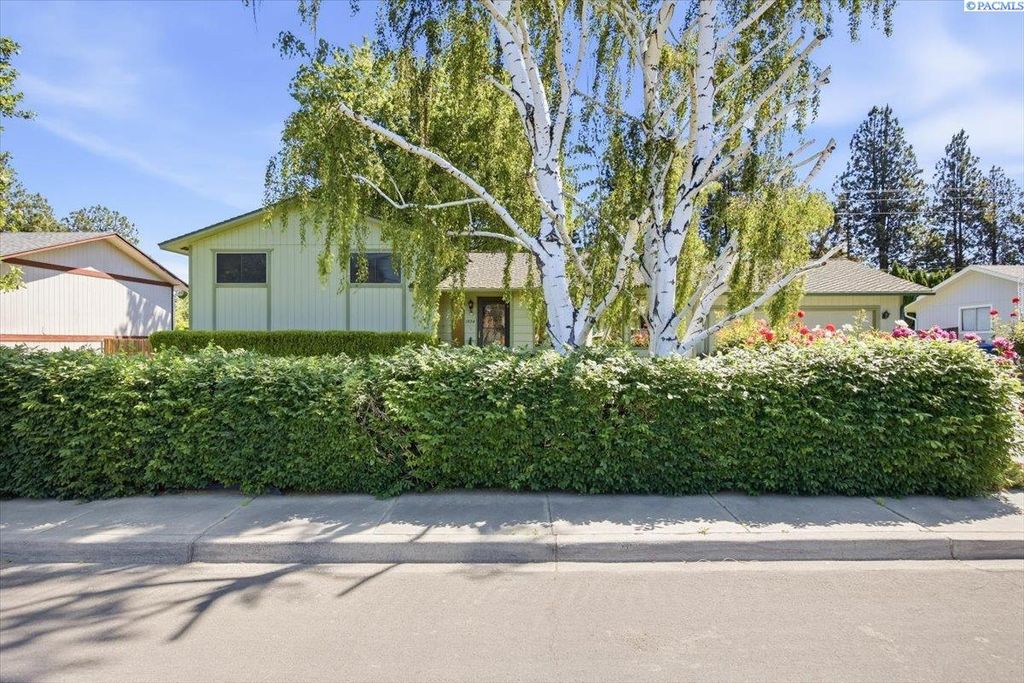 Photo of 1924 Orchard Way, Richland, WA 99352 (MLS # 292907)