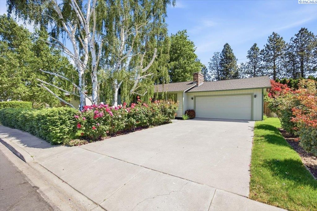 Photo of 1924 Orchard Way, Richland, WA 99352 (MLS # 292907)
