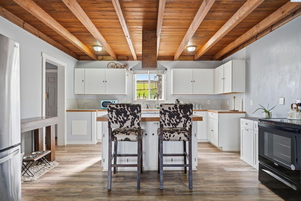 Photo of 27992 Sr 22, Mabton, WA 98935 (MLS # 291055)