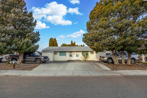 Photo of 1620/1621 W 5th Place, Kennewick, WA 99336 (MLS # 290147)