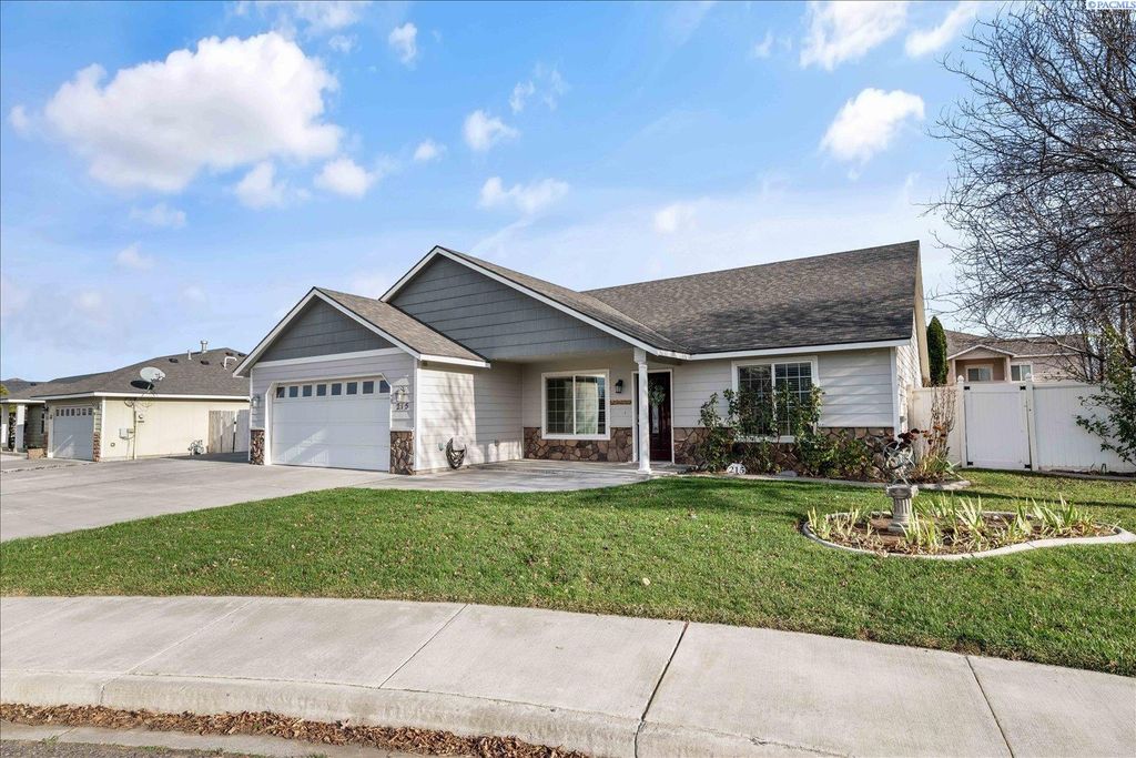 Photo of 215 S Idaho St, Kennewick, WA 99336 (MLS # 289394)