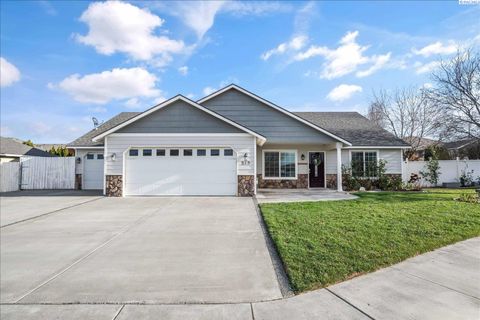 Photo of 215 S Idaho St, Kennewick, WA 99336 (MLS # 289394)