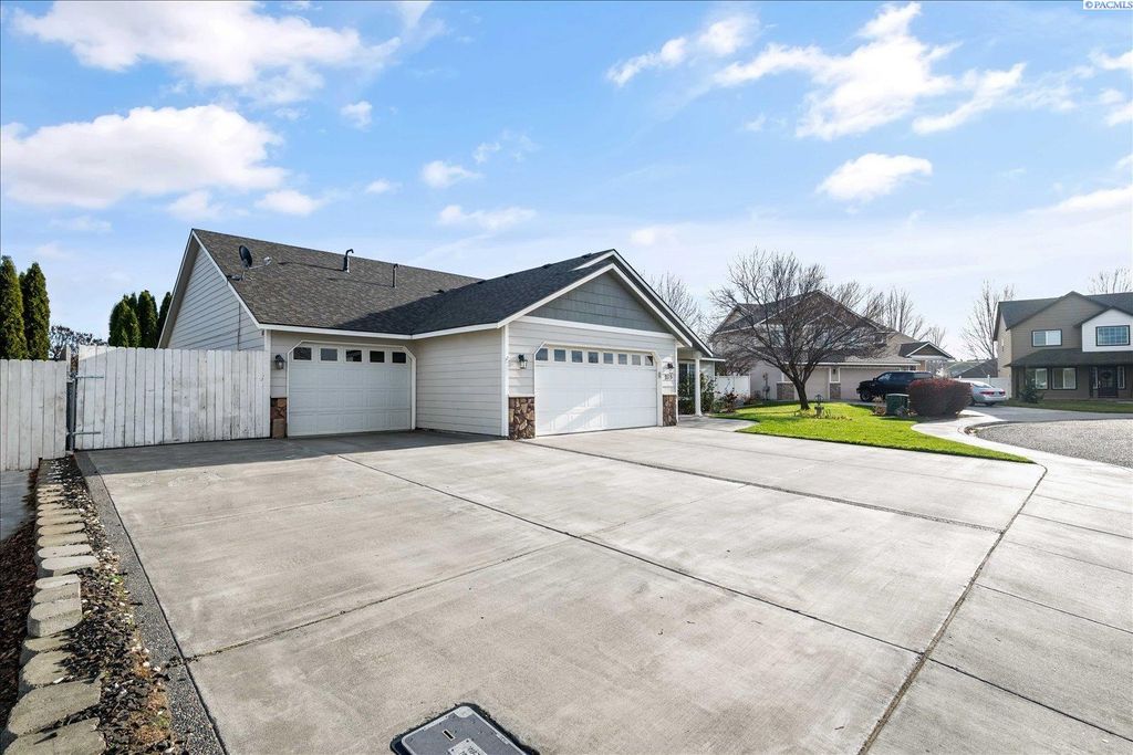 Photo of 215 S Idaho St, Kennewick, WA 99336 (MLS # 289394)