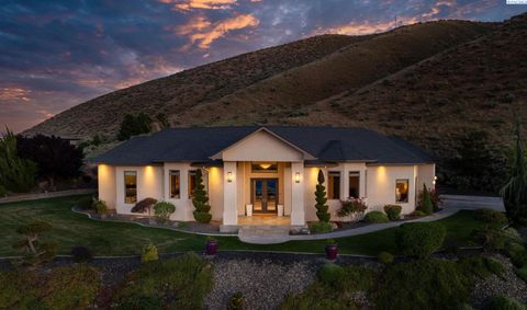 Photo of 1146 Percheron Place, Richland, WA 99352 (MLS # 293117)
