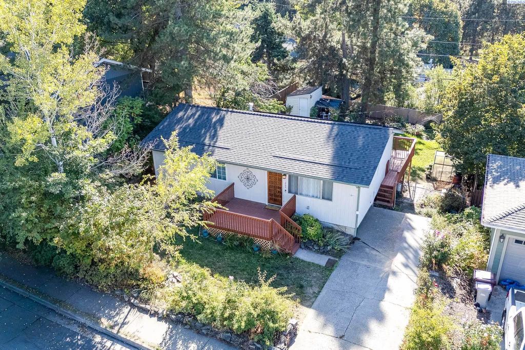 Photo of 1805 NW Kenny Dr, Pullman, WA 99163 (MLS # 288060)