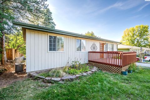 Photo of 1805 NW Kenny Dr, Pullman, WA 99163 (MLS # 288060)