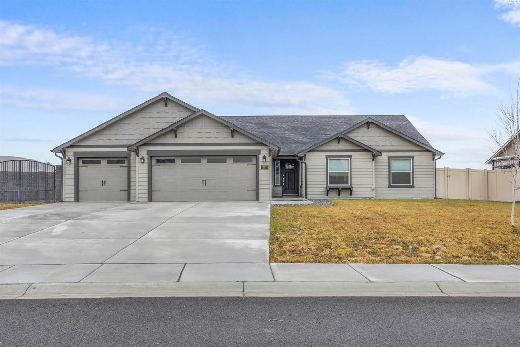 Photo of 217 Rio Bravo St, Prosser, WA 99350 (MLS # 288945)