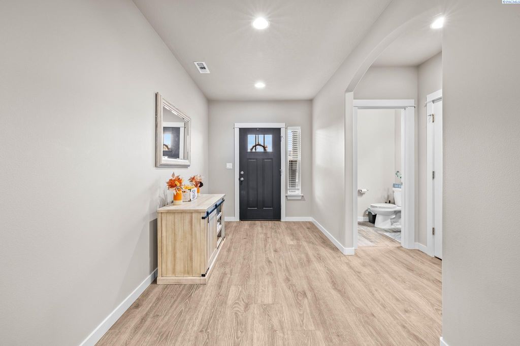 Photo of 234 Ladera St, Prosser, WA 99350 (MLS # 289144)