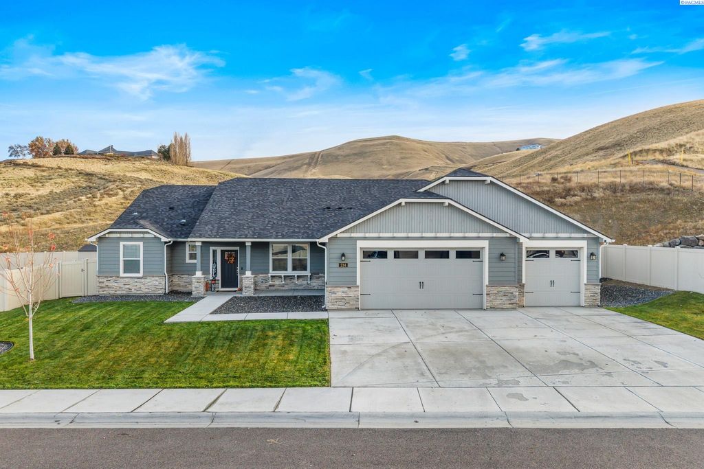 Photo of 234 Ladera St, Prosser, WA 99350 (MLS # 289144)