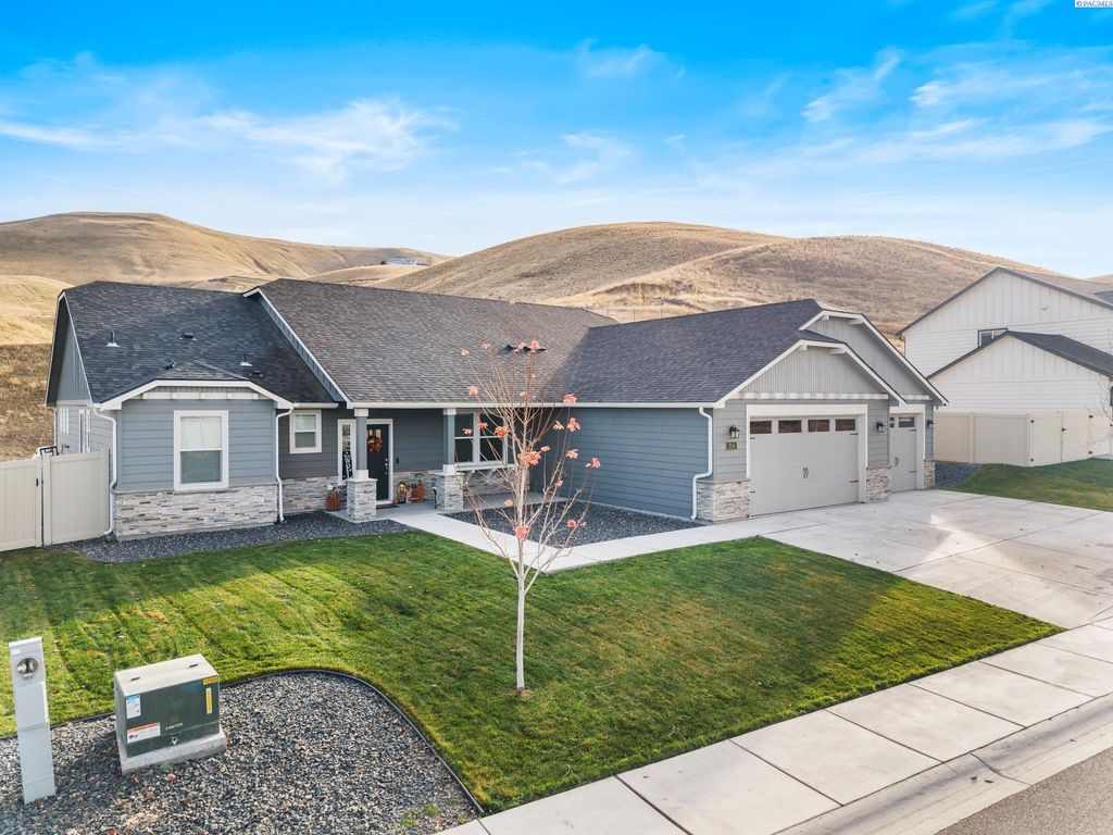 Photo of 234 Ladera St, Prosser, WA 99350 (MLS # 289144)