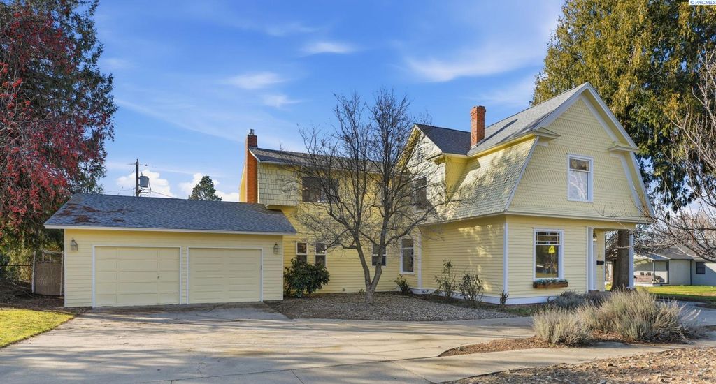 Photo of 831 Guernsey St, Prosser, WA 99350 (MLS # 290503)