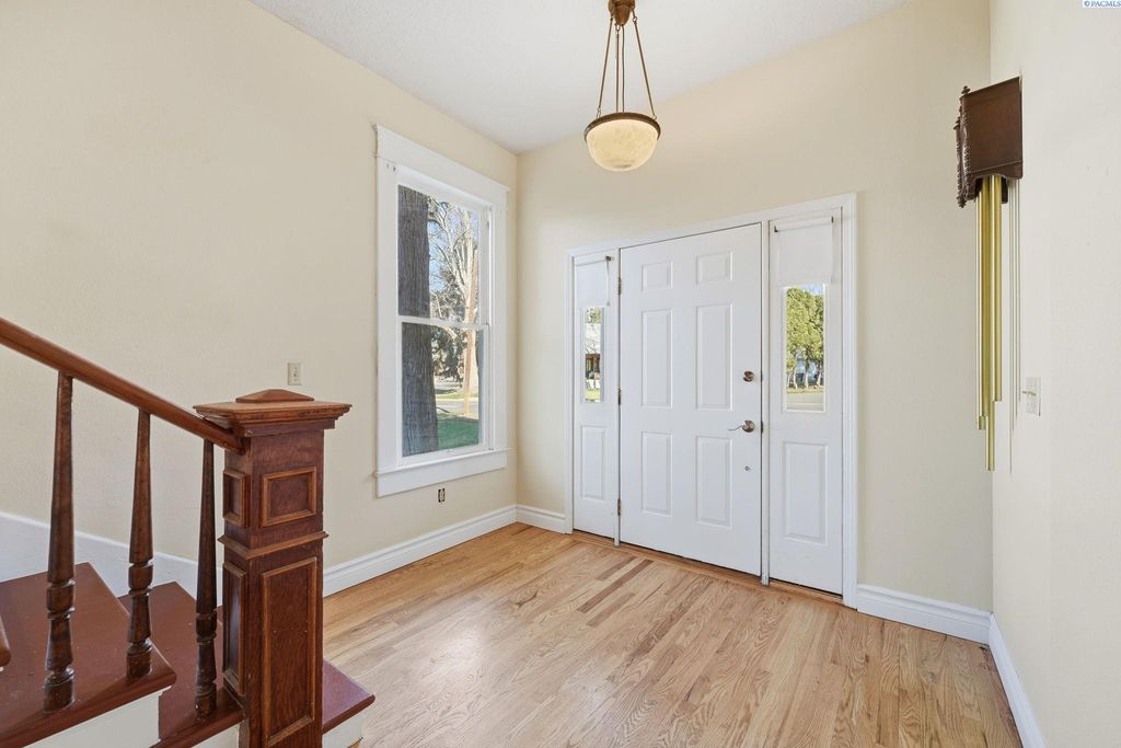 Photo of 831 Guernsey St, Prosser, WA 99350 (MLS # 290503)