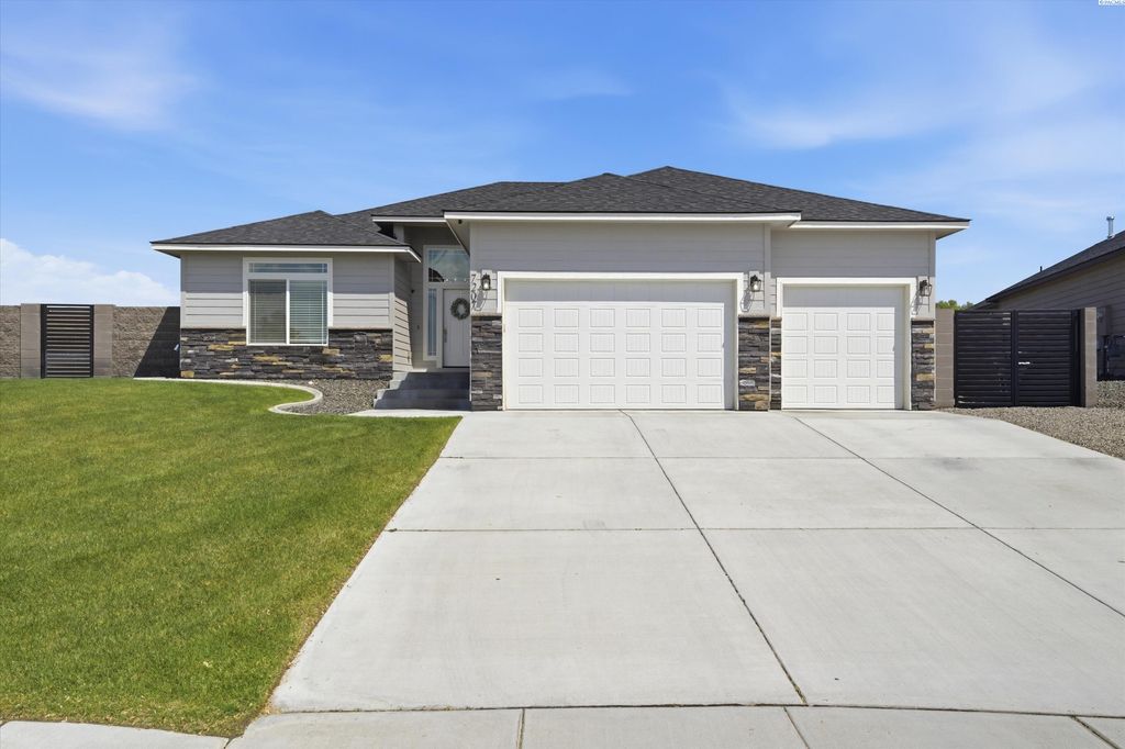 Photo of 7207 Cornflower Dr, Pasco, WA 99301 (MLS # 292654)