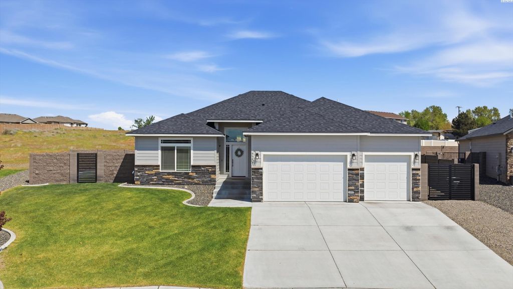 Photo of 7207 Cornflower Dr, Pasco, WA 99301 (MLS # 292654)
