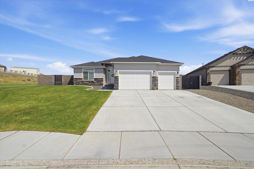 Photo of 7207 Cornflower Dr, Pasco, WA 99301 (MLS # 292654)