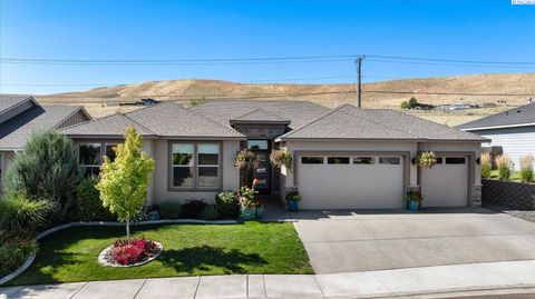 Photo of 2629 W 44th Place, Kennewick, WA 99337 (MLS # 286033)