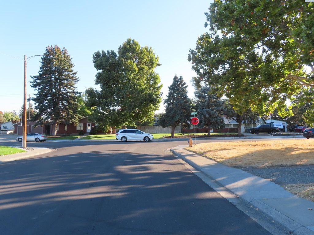 Photo of 1003 Elm Ave, Richland, WA 99352 (MLS # 288596)