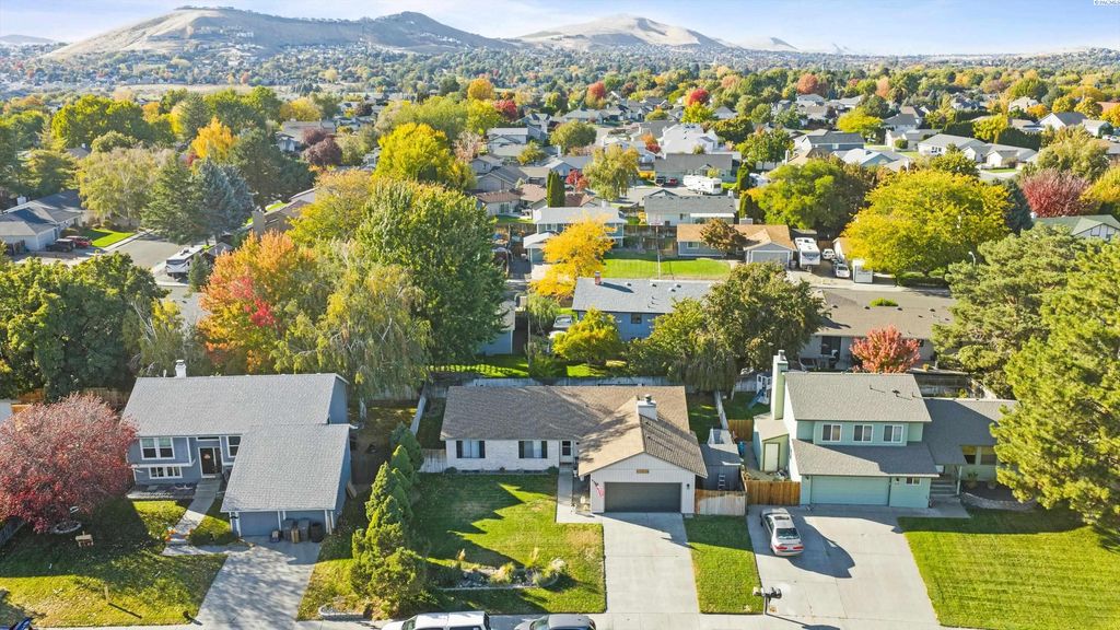 Photo of 523 N Montana St, Kennewick, WA 99336 (MLS # 289890)