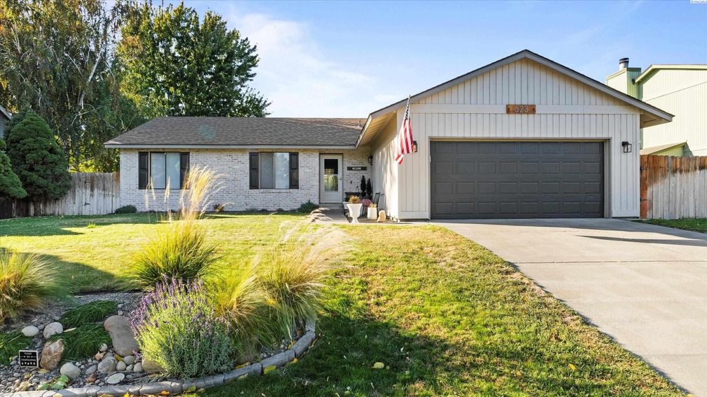 Photo of 523 N Montana St, Kennewick, WA 99336 (MLS # 289890)