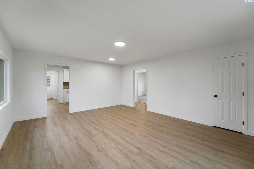 Photo of 708 Stanton Ave, Richland, WA 99352 (MLS # 290037)