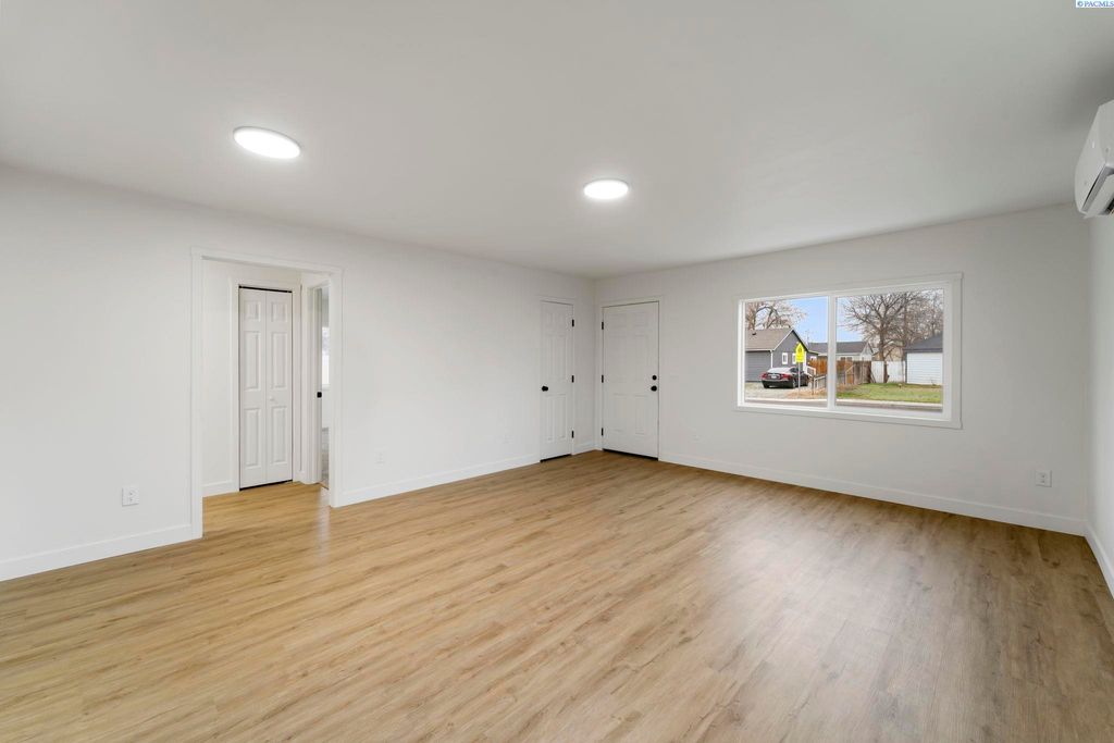 Photo of 708 Stanton Ave, Richland, WA 99352 (MLS # 290037)