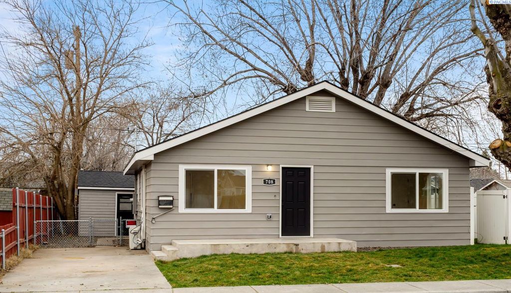 Photo of 708 Stanton Ave, Richland, WA 99352 (MLS # 290037)