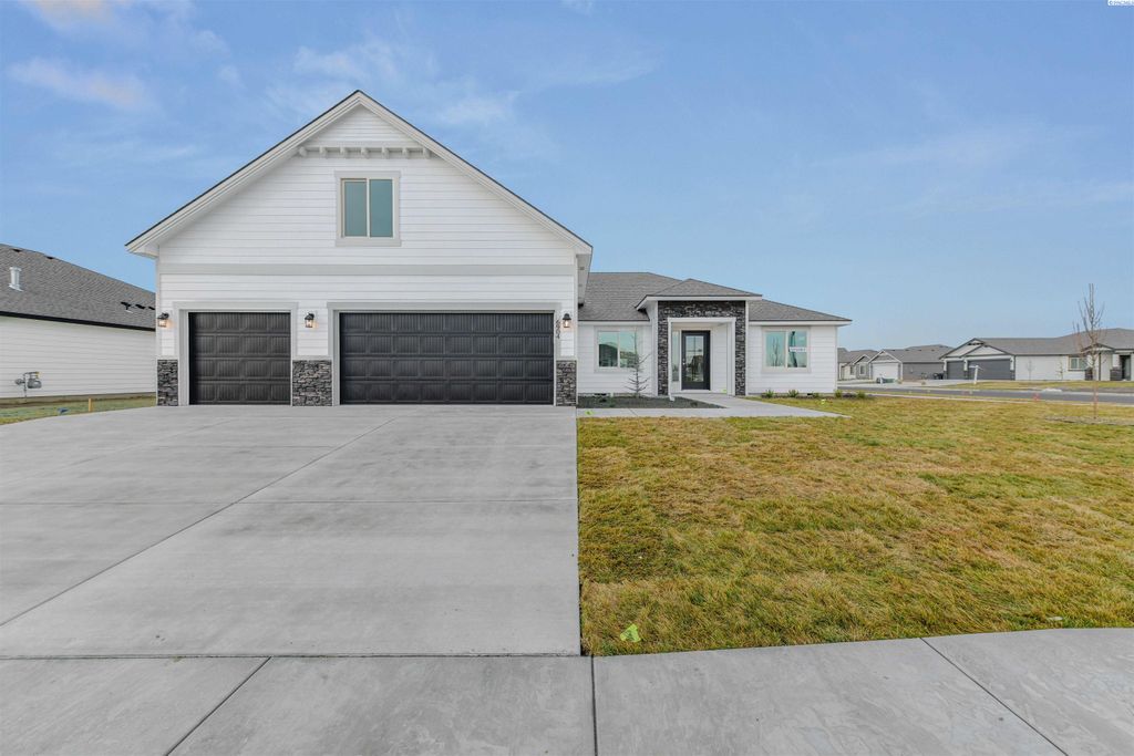 Photo of 6904 Bluegill Ln, Pasco, WA 99301 (MLS # 289814)