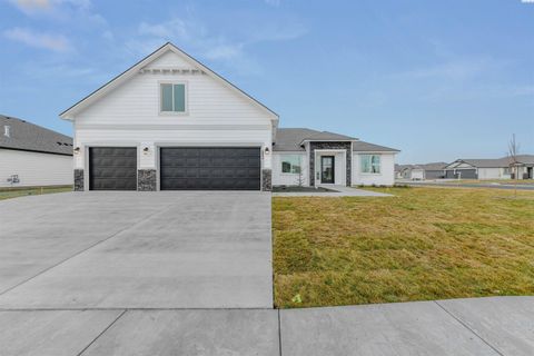 Photo of 6904 Bluegill Ln, Pasco, WA 99301 (MLS # 289814)