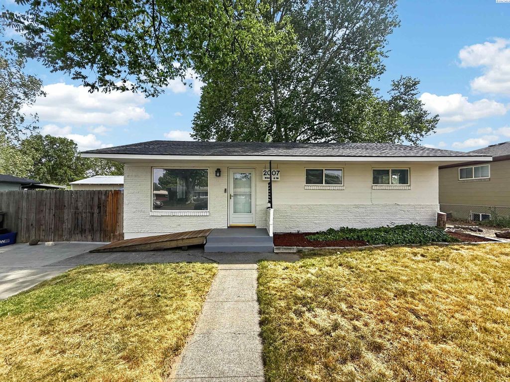 Photo of 2007 W 5th Ave, Kennewick, WA 99337 (MLS # 293032)