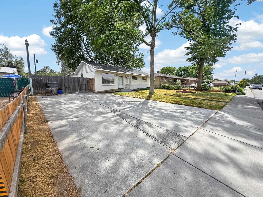 Photo of 2007 W 5th Ave, Kennewick, WA 99337 (MLS # 293032)