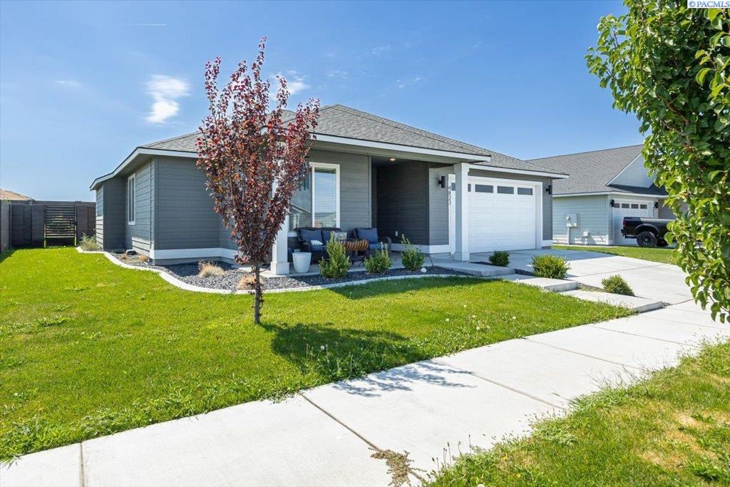 Photo of 4827 Village View St, Richland, WA 99352 (MLS # 288481)