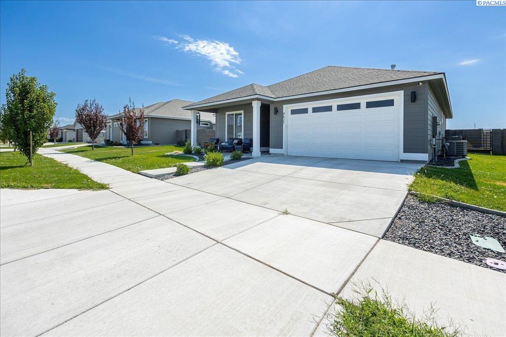Photo of 4827 Village View St, Richland, WA 99352 (MLS # 288481)